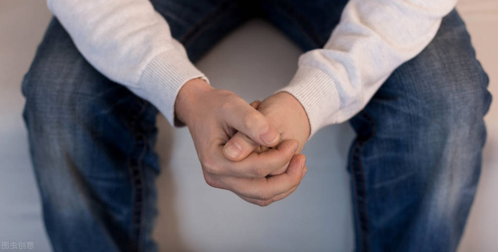 有故事的暖同学 第一次请相亲对象吃饭,她带了8个闺蜜,一顿饭超6万,男子:AA吧