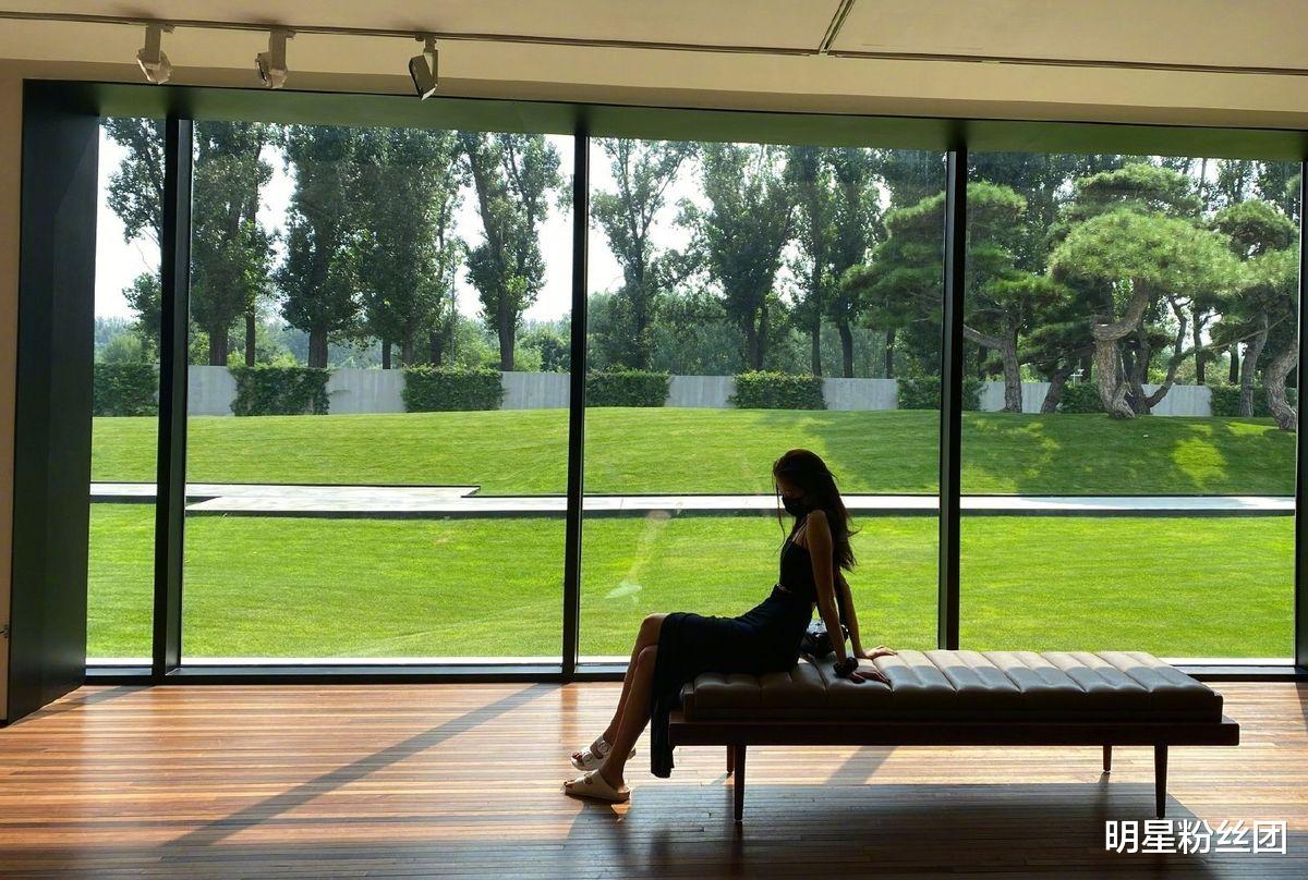 关晓彤|关晓彤最新营业照曝光，真的瘦了很多，95后小花还有她的位置吗