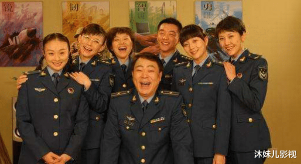 高亚麟|49岁高亚麟冬天游泳锻炼，泡水太久脸都冻红，身材仍胖肚腩突出