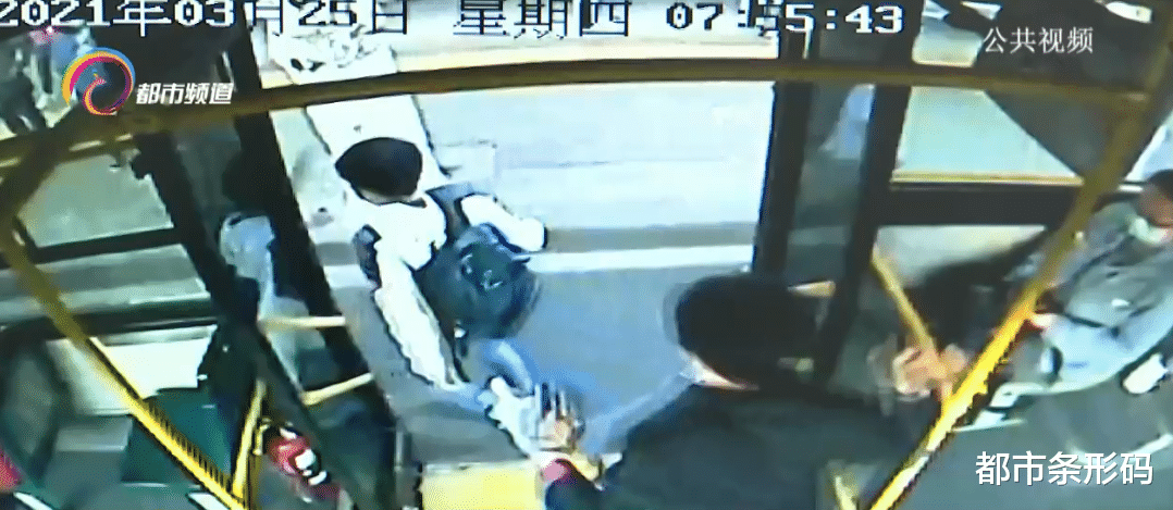 都市条形码 千元现金落公交车上  乘客拾金不昧