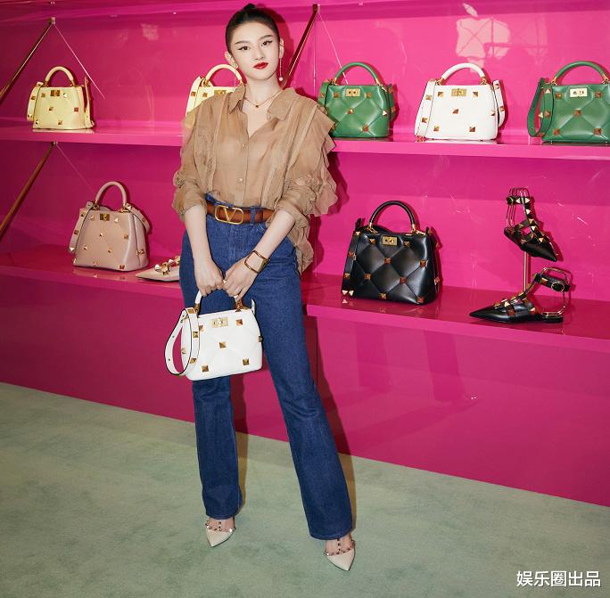 宋祖儿|22岁的宋祖儿出席活动真招摇，上衣薄如蝉翼，内搭衣服若隐若现