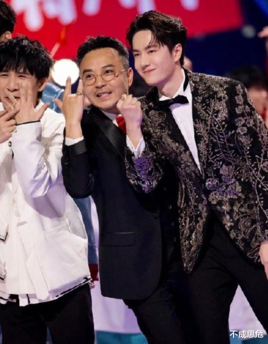王源|跨年晚会12位明星遭遇尴尬,暴露娱乐圈三大真实现状