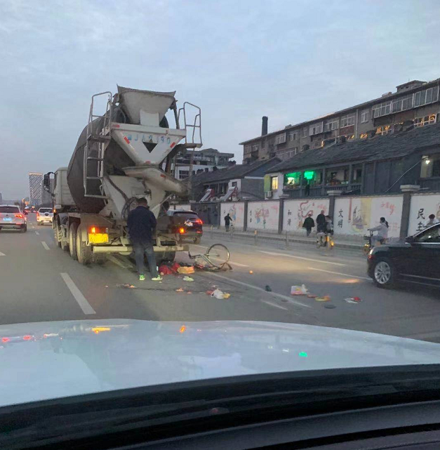 惠游泰安 突发！泰安龙潭路灵山大街十字路口！一人当场死亡...