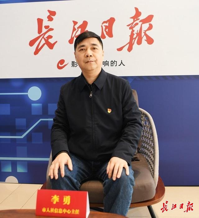 长江日报 市民网上办理制卡迟迟无进展，市人社信息中心：存在慢和浮的问题