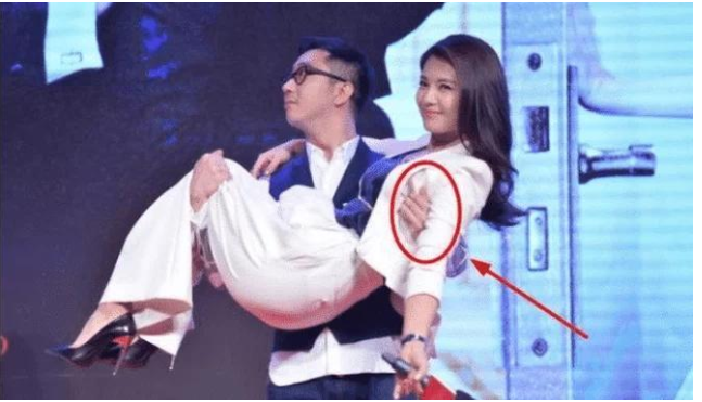 宁毅|41岁刘涛被王自健当众公主抱，手上动作成亮点，细节见人品