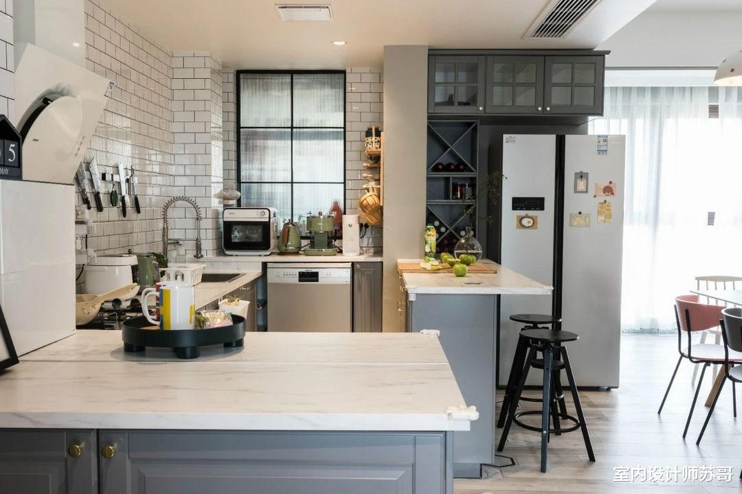 120平的四口之家，竟然没有一个柜子？但收纳功能十分的强大