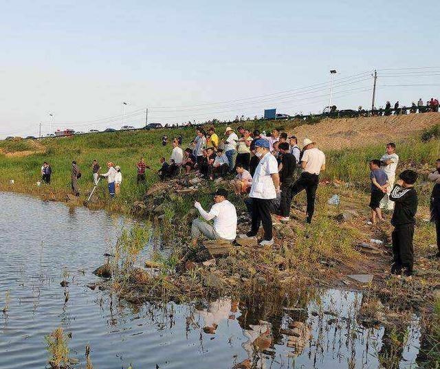 江西|江西一钓鱼人请江边老人下水捞鱼竿,老人沉入江心再未起来