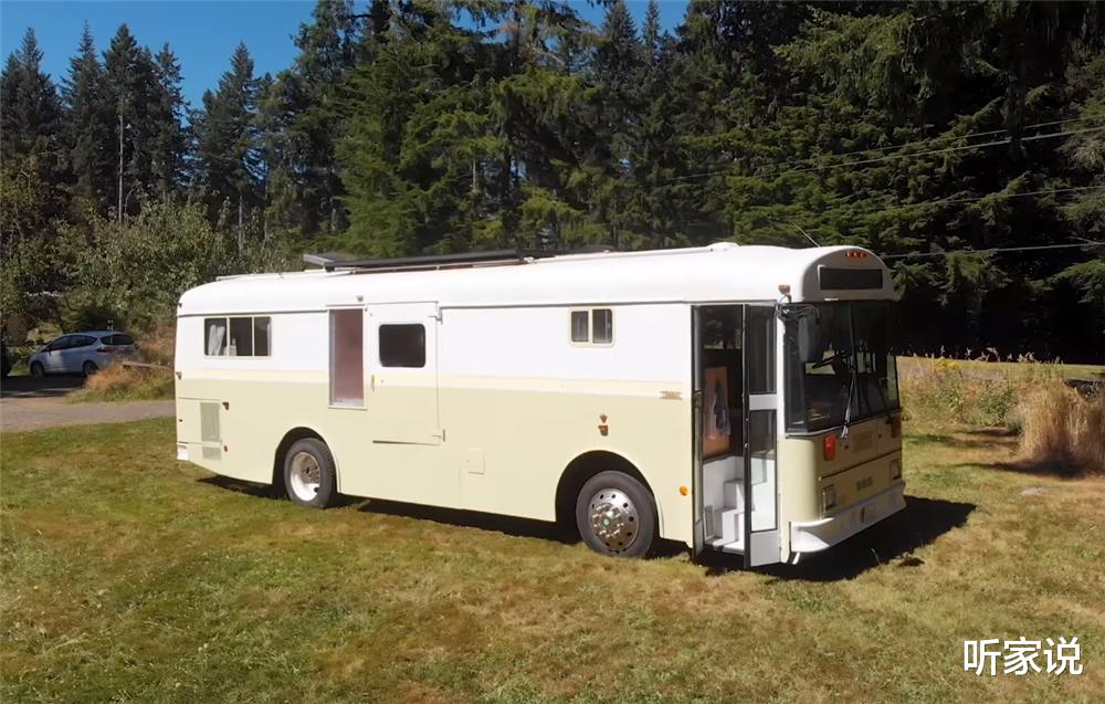 房车|一家四口低价买2001年废旧大巴，将22㎡空间变成蜗居，生活太幸福