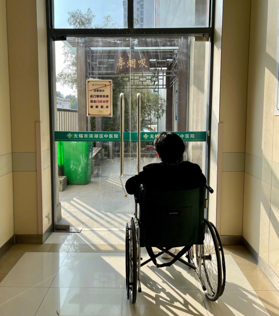 陈志朋|太拼了！49岁陈志朋继减肥24斤后，又在舞台上大秀一字马