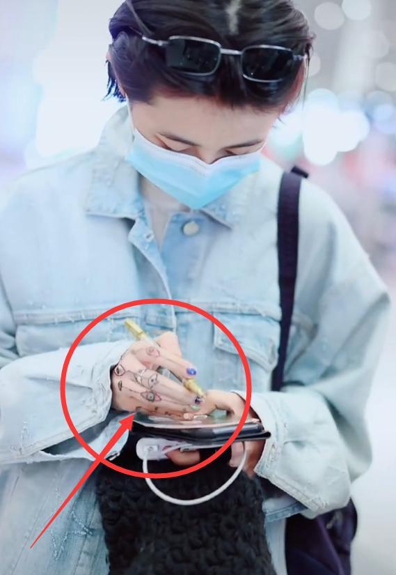 张子枫|张子枫机场给粉丝签名，手上纹身成亮点，看清图案：你才19啊