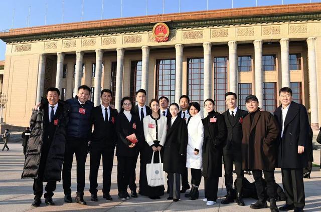 刘诗诗|佟丽娅越来越有央视范！穿背带裙美成小仙女范，气质更有了大转变