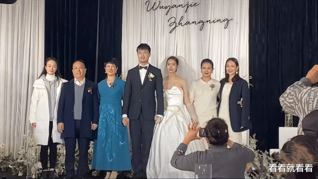 王鸥|王鸥现身同父异母妹妹婚礼，主动帮服务员备茶水，热情合照无架子