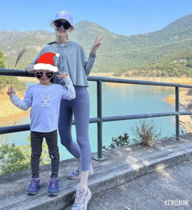 章泽天|章泽天现身高级餐厅吃日料，皮肤白皙太年轻，老板送酒搭讪遭拒绝