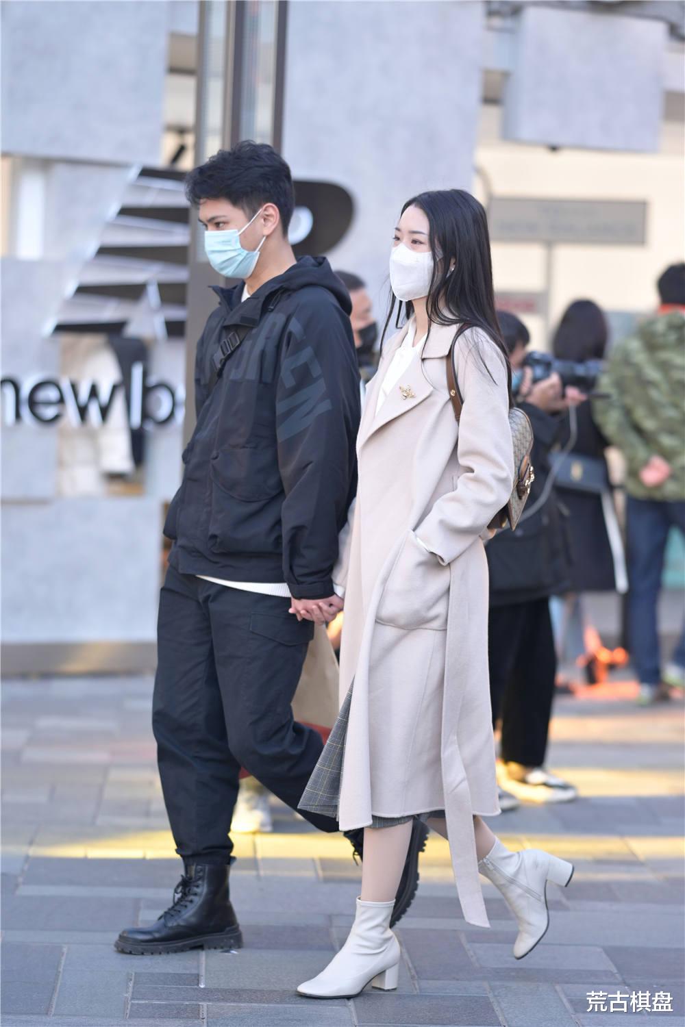 荒古棋盘 又到了秋冬时节，时尚美女选择大衣搭配，你会选择什么款式？