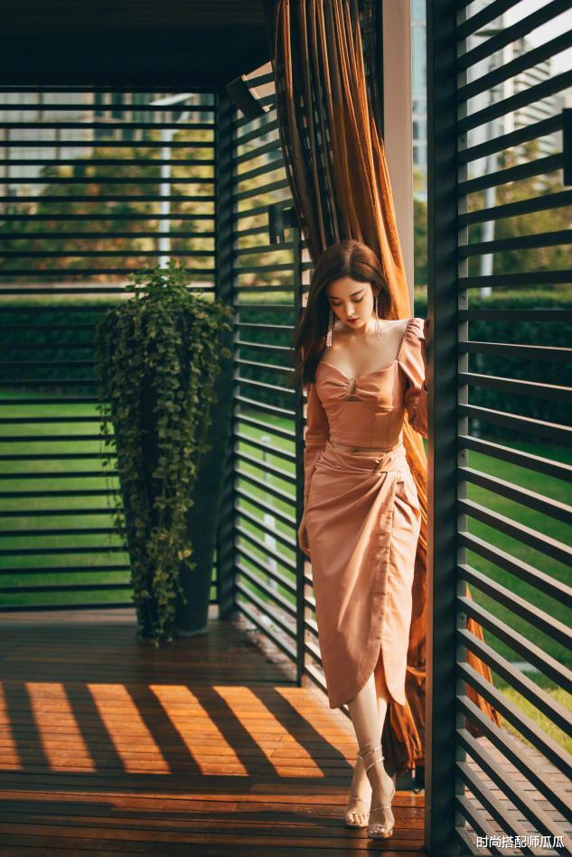 时尚搭配师瓜瓜|被娜扎新造型惊艳到了，抹胸衬衫配热裤尽显长腿优势，复古又时髦