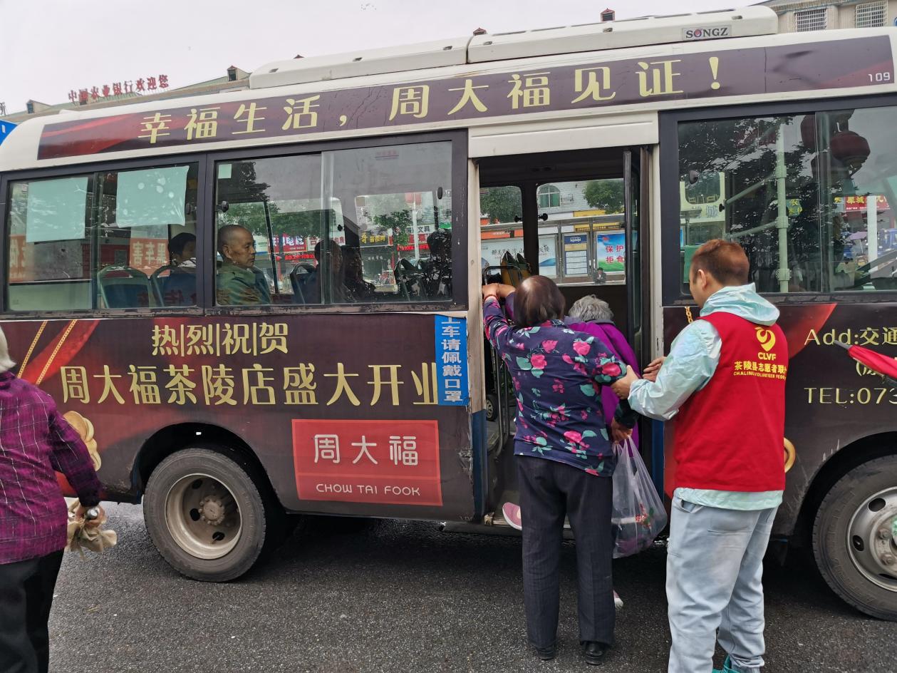 公益潇湘 红色马甲亮街头 文明劝导成风景