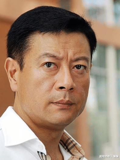 |60岁老戏骨巫刚，和陈瑾现身街头被拍，他和发妻离婚后，至今单身