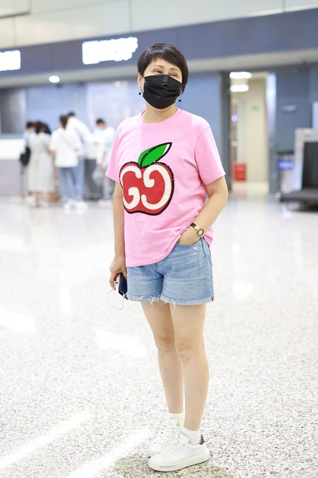 大表姐的时尚圈|59岁张凯丽拒绝“大妈风”，上长下短搭配很时髦，这状态太好了