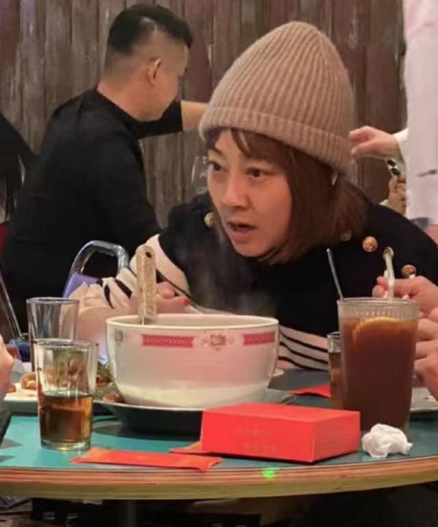 张卫健|张卫健带妻子吃大排档，47岁张茜素颜似路人，夫妻结婚14年无子