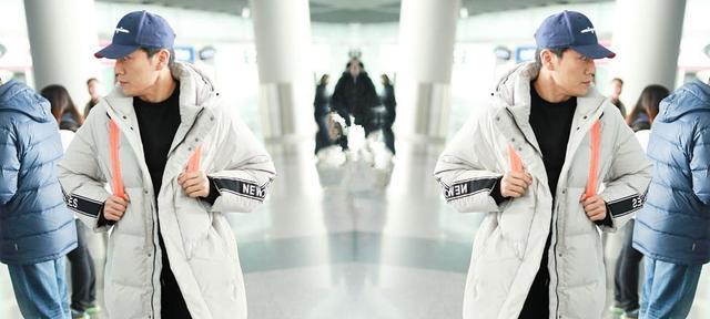 秦昊|伊能静一家三口逛街，秦昊一身休闲手揣裤兜，暴露姐弟恋真实状态