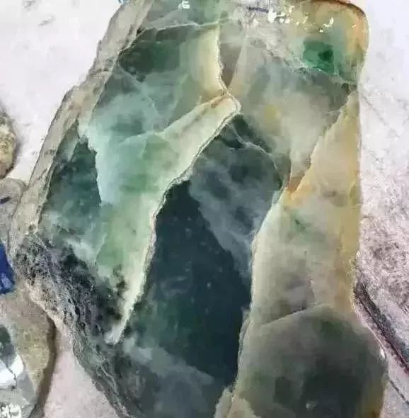 翡翠|100万帝王裂的翡翠原石切出一只鸡！什么鬼？