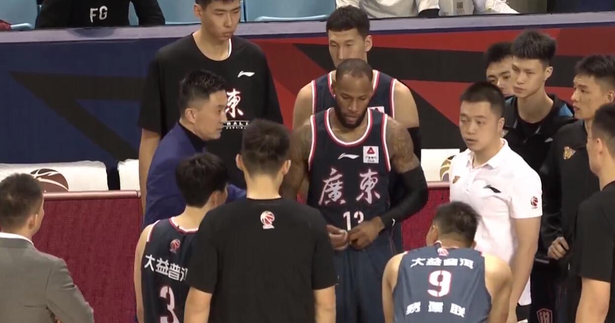 易建联|惨败26分！广东两连败狂送43次失误+阿联19中5，杜锋怒吼：拍战术板！