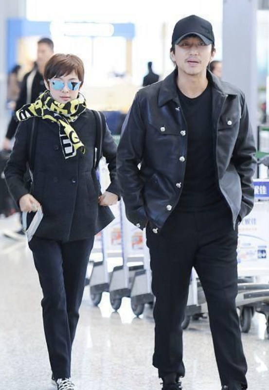 潮流前沿 孙俪夫妇打扮太接地气,穿一身黑走机场,看似低调朴素却很时尚