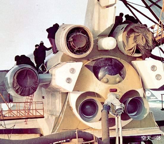 航天飞机 原来暴风雪号航天飞机不只一架，曾身绑4台AL31，水平从机场起飞