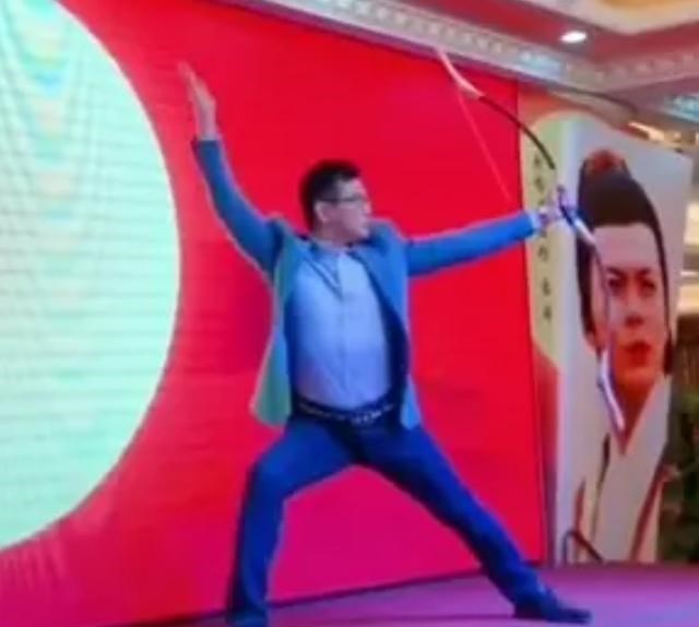 清浅微笑的我|明星艺人还是要多学点才艺，不然不红的时候商演就很尴尬