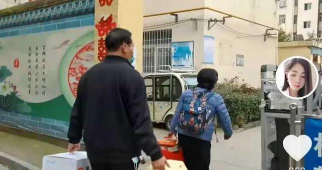杜新枝直言: 路人看到我总会莫名吐口水, 如今已成整个小区焦点人物