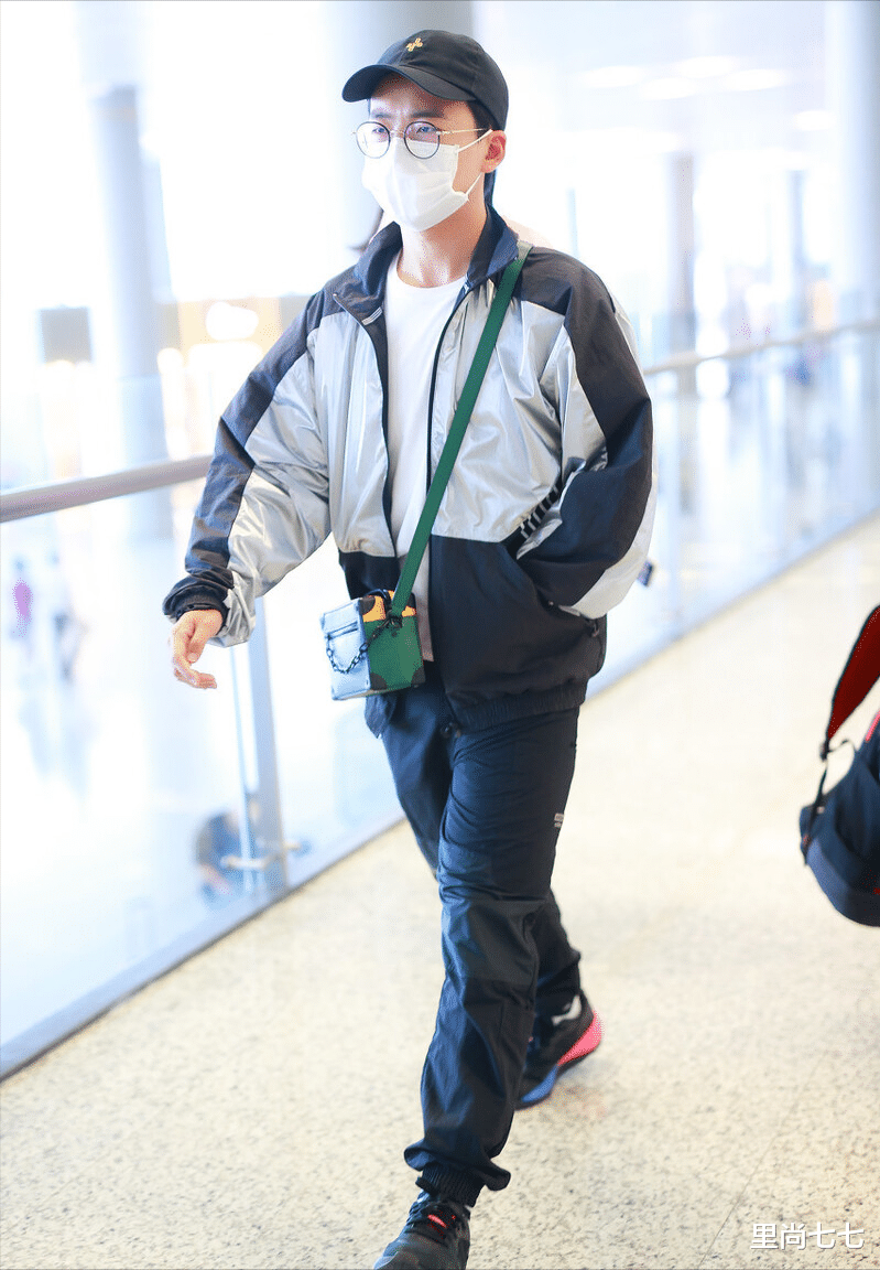 郭德纲|郭德纲罕见晒俩儿子,小儿子手臂胖成“莲藕节”,戴金手镯似福娃