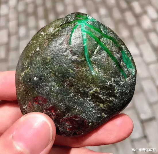 翡翠|麻雀虽小五脏俱全！花两万买下的会卡翡翠，竟是含苞待放的帝王绿