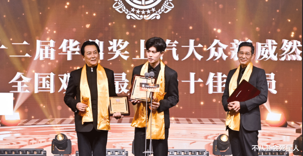 朱珠|?最新红毯来袭！朱珠性感露背，袁姗姗深v礼服，任嘉伦绅士风