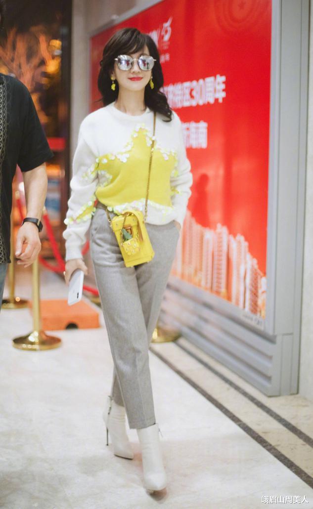 峨眉山周美人|赵雅芝67岁了还不服老，穿白色蕾丝裙配复古礼帽，韵味十足