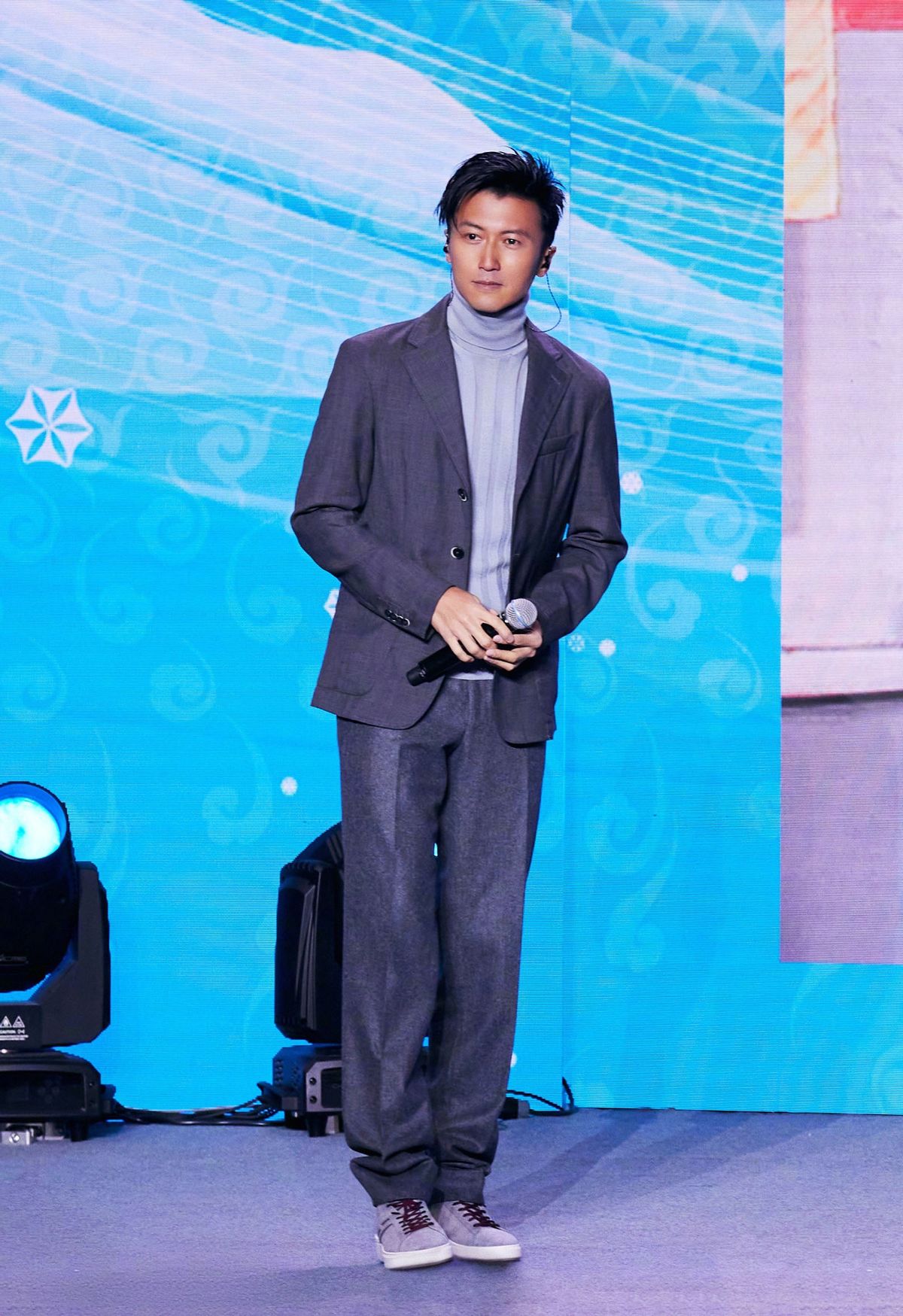 男士穿衣搭配杂志 41岁的谢霆锋真适合穿西装，造型优雅又帅气，这样状态真的很出众