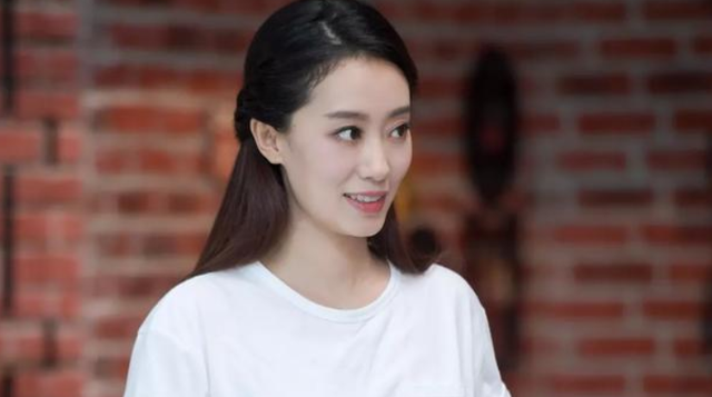 李焕英|《李焕英》中的张小斐爆红早有预兆?看杨幂的同学聚会她坐哪