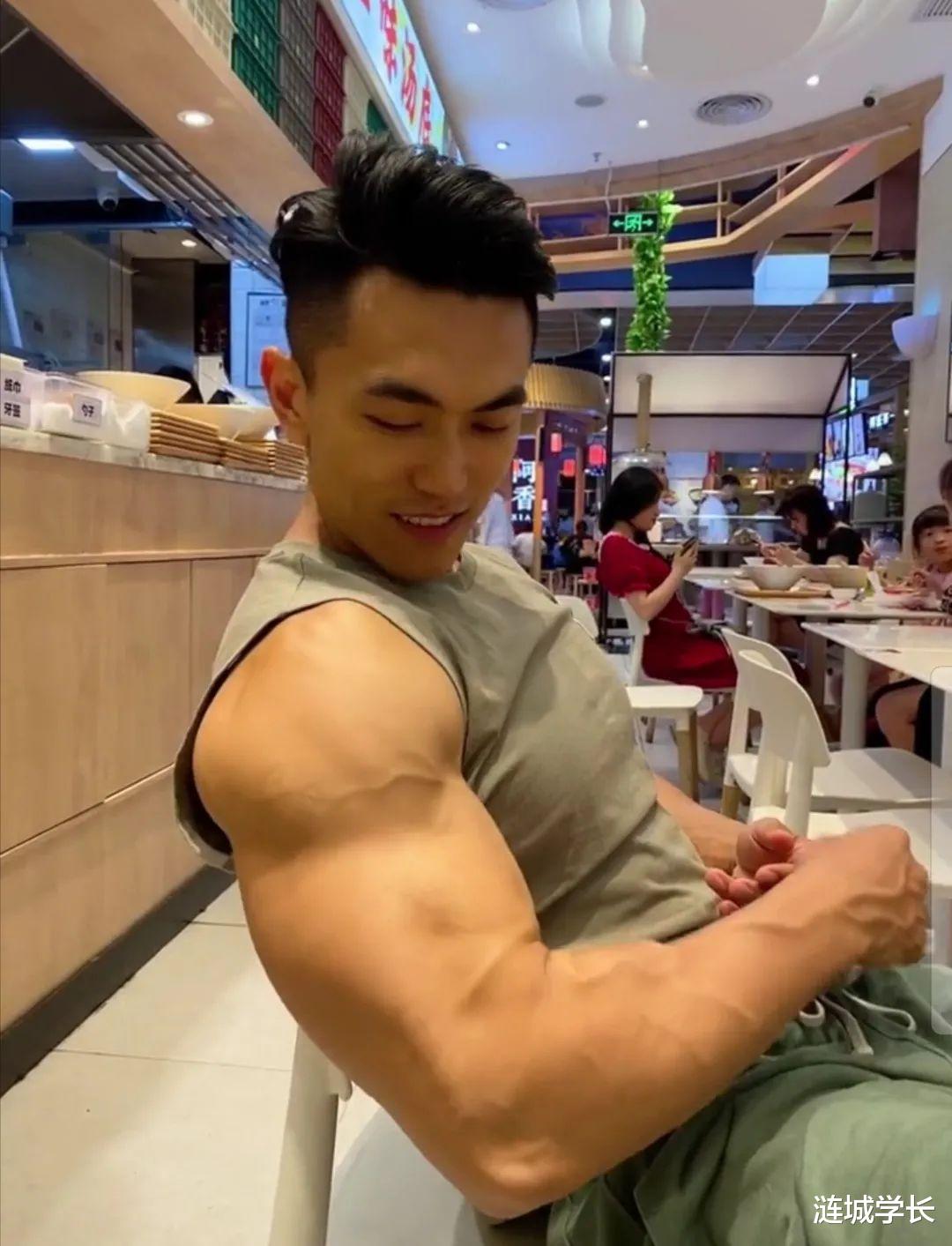 型男|这位戴墨镜的小车司机被扒到了，身材太劲爆了