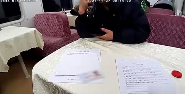 出门在外嫌人吵,列车上女子竟把小伙打了