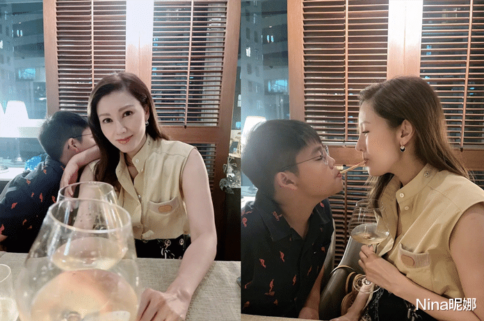 Nina昵娜|李嘉欣入秋照放大招，穿无袖上衣少系扣，跟儿子玩嘴对嘴抢食太有情调