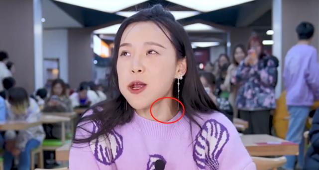 连衣裙 网红小贝打卡大学食堂，被学生包围投食，脖子青筋、假刘海太扎眼