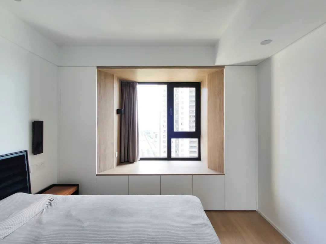 超温柔氛围感！大平层旧房改造，90后独居男生的原木小家