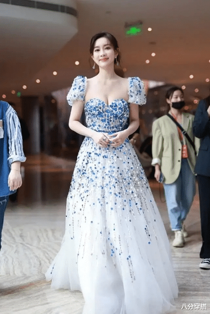 八分穿搭 孟子义认真打扮起来真美!一袭抹胸长裙亮相优雅高贵,高挑精致