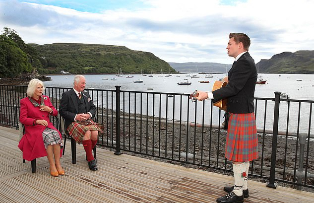 全球时尚风行|懒理梅根嘚瑟!卡米拉和查尔斯穿情侣装甜蜜亮相,玫红大衣真显嫩