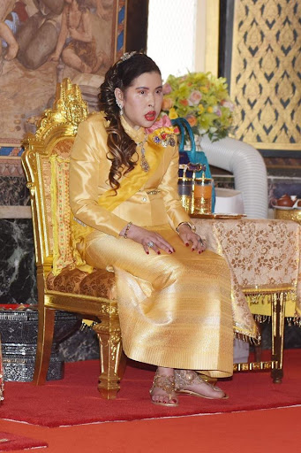 全球时尚风行 泰国血友病公主忍着病痛亮相!运动服遮住粗腰,医护人员形影不离