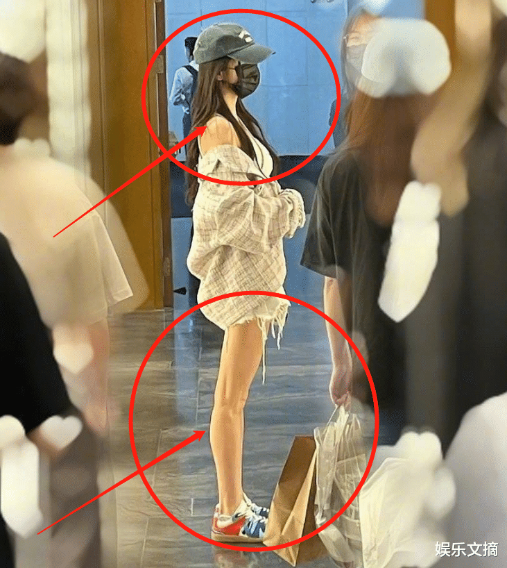 杨幂|34岁杨幂出行被偶遇，路人镜头下又美又飒，生图却暴露真实腿围