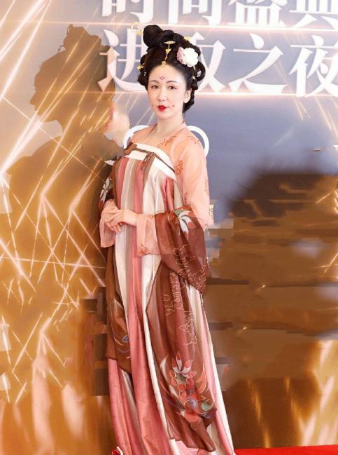 佟丽娅|又见红毯！杨颖无惧怼脸拍，张雨绮膀大腰圆，蔡卓宜打败李冰冰