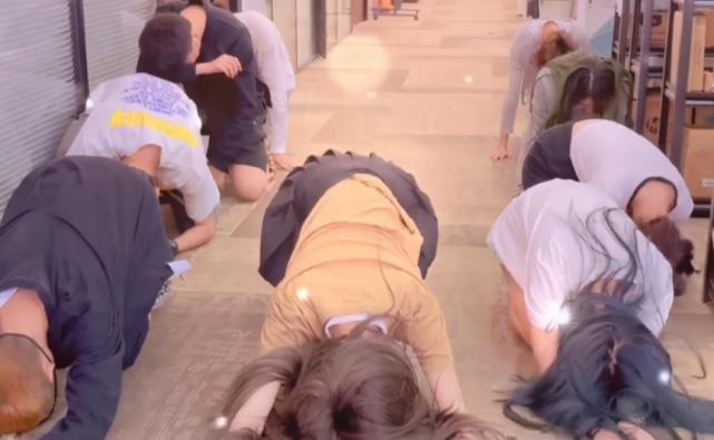 佩吉|女演员“赤裸上身”庆祝变性成功，腹肌明显，网红艾比至今没动作