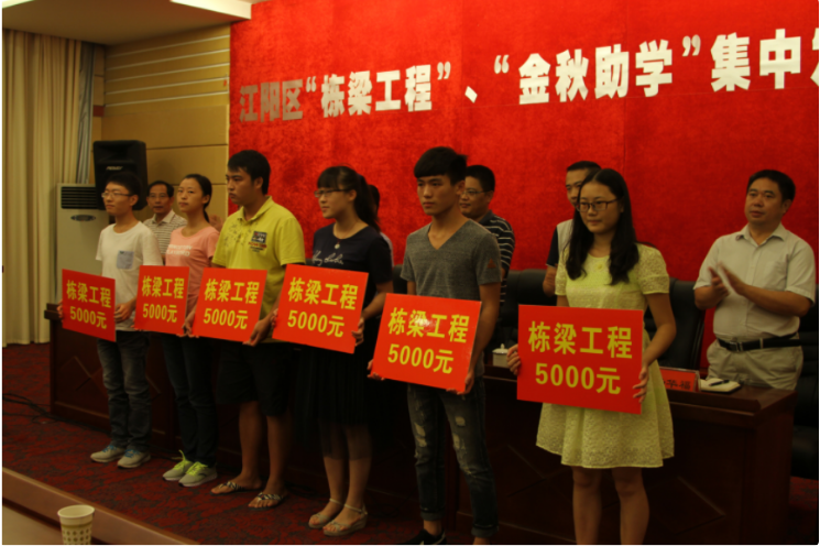 贫困生|贫困生花2500买鞋被取消助学金，发文表示委屈，却并未得到同情