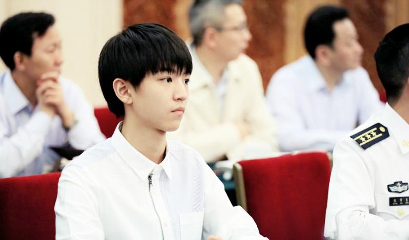 明星素颜|人民大会堂不许化妆，明星们真实颜值被打回原形，看到杨幂我醉了