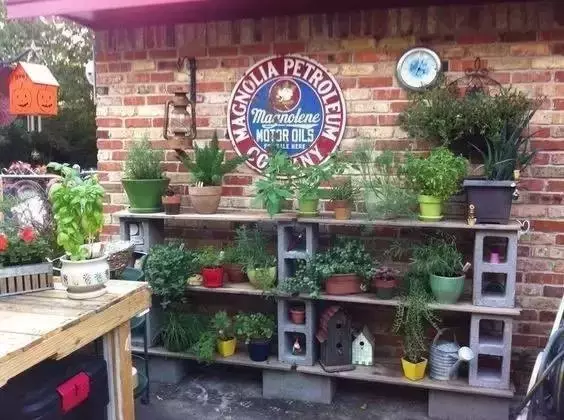 工地|老公从工地搬回几块空心砖，利用起来做了几样家具，连邻居都羡慕了